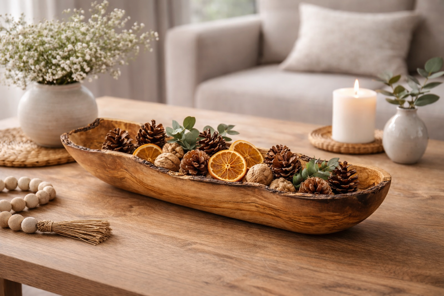 Olivenholz-Schale gefüllt mit Zitronen und Limetten auf einer Küchenarbeitsfläche