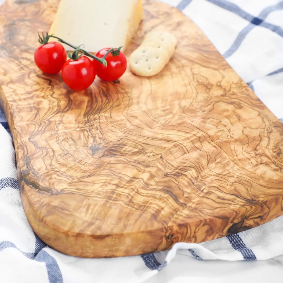 Schneidebrett aus Olivenholz mit Griff – handgefertigt und rustikal
