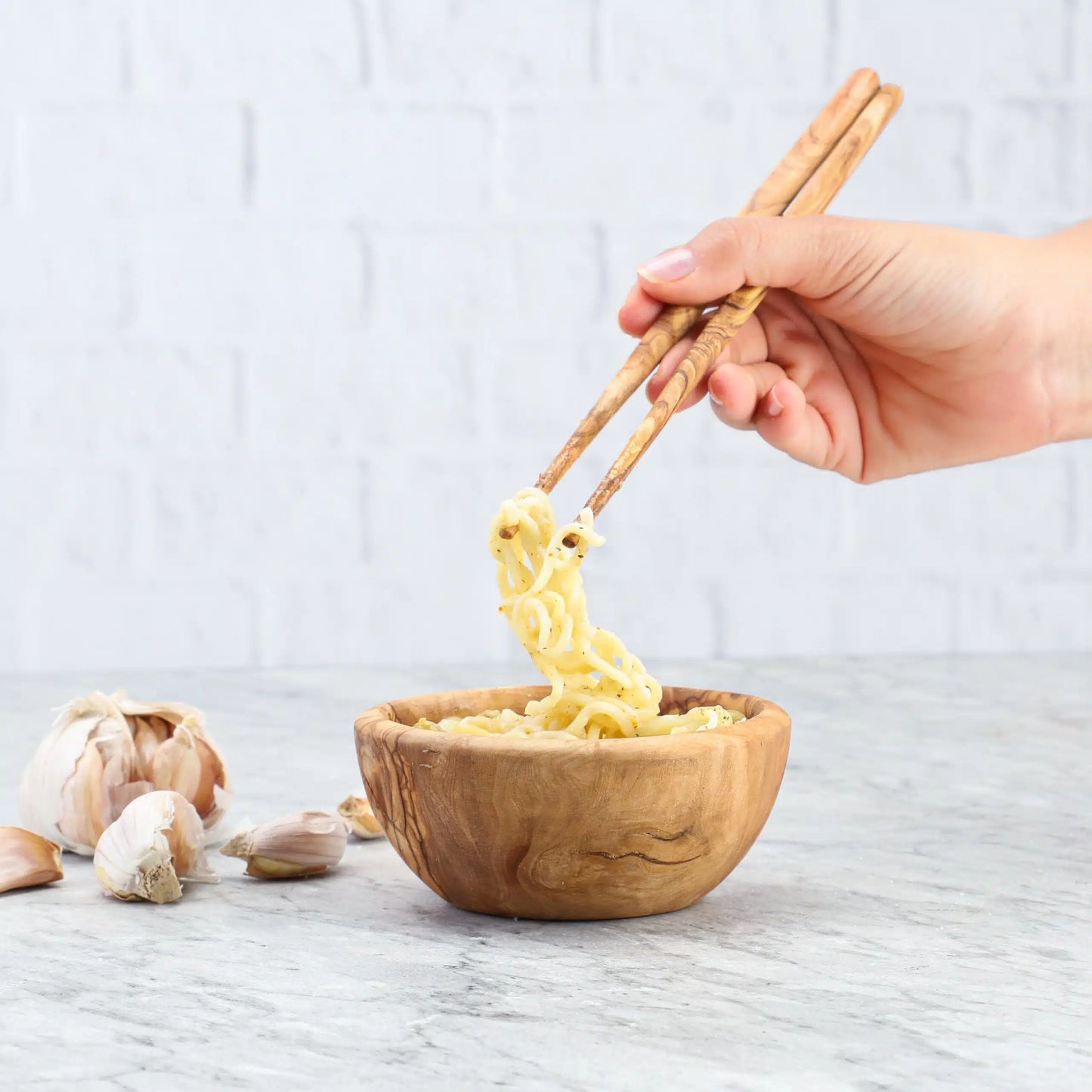 Handgefertigtes Set aus Olivenholz – Essstäbchen und Schüssel, inspiriert von der japanischen Esskultur