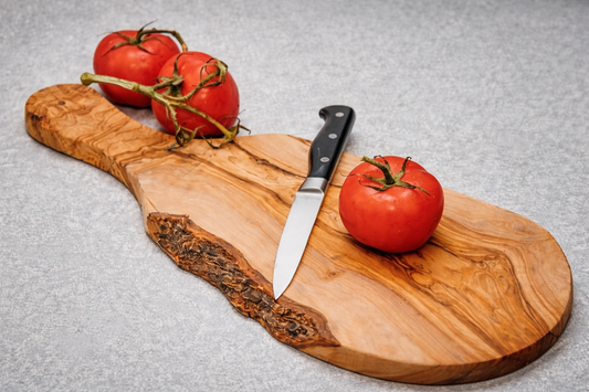Handgefertigtes Schneidebrett aus mediterranem Olivenholz mit natürlicher Maserung