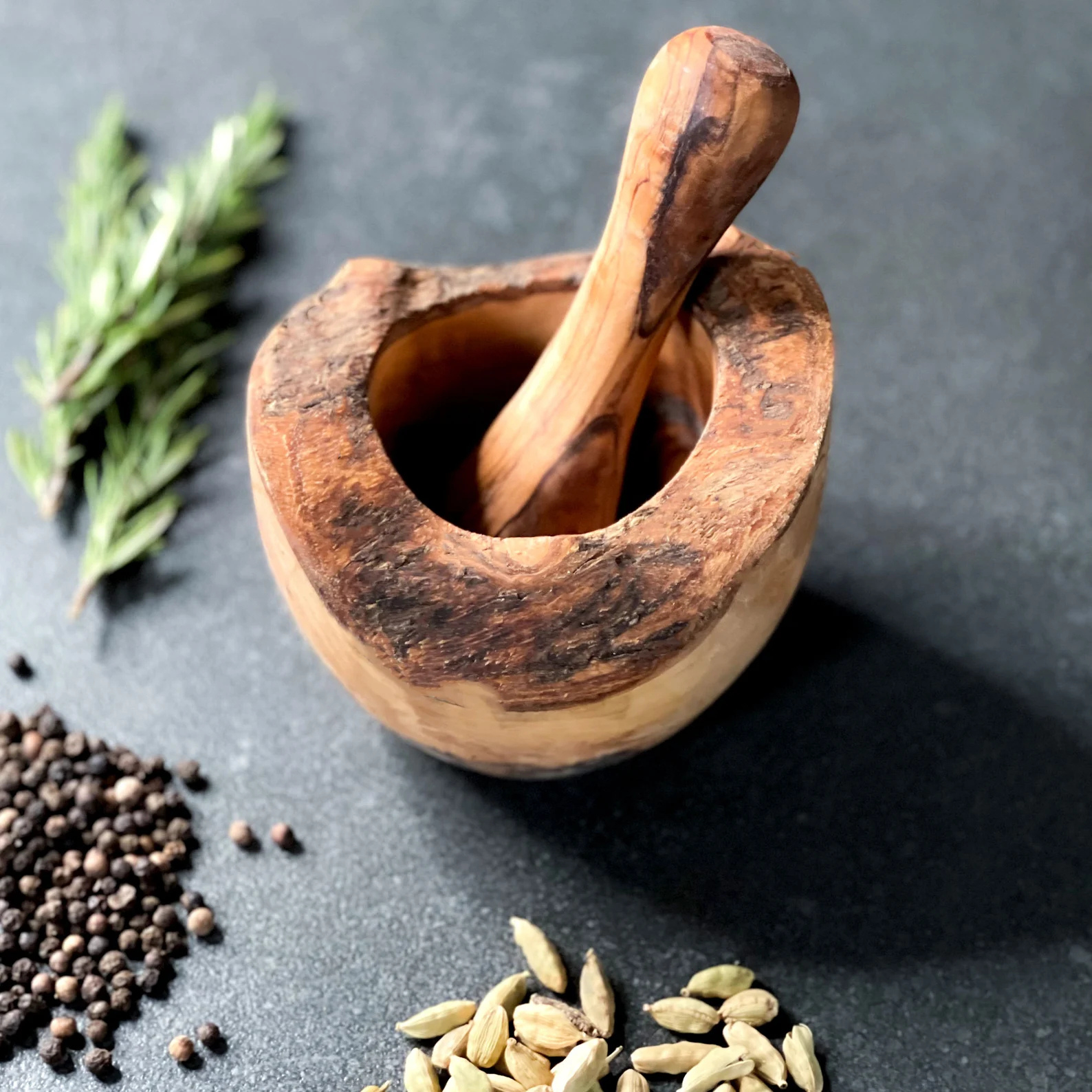 Rustikaler Olivenholz Mörser mit sichtbarer natürlicher Maserung