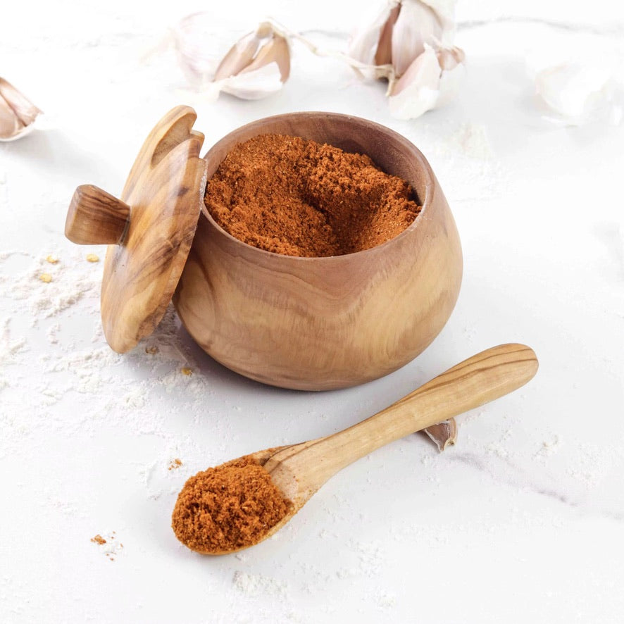 Handgefertigter Salztopf aus massivem Olivenholz mit geöffnetem Deckel