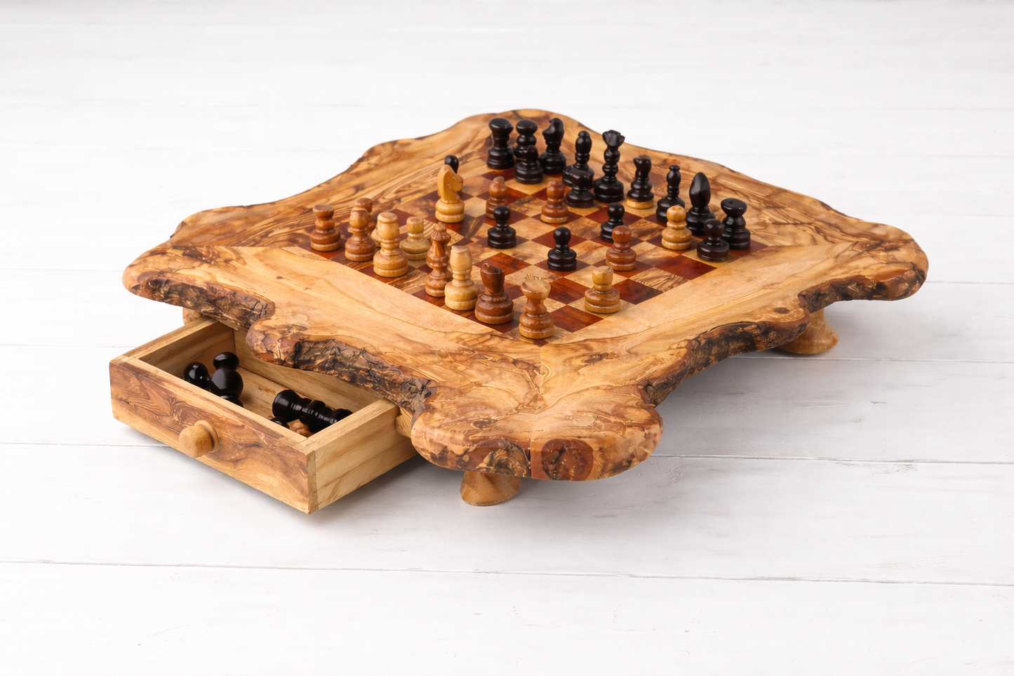 Exklusives Schachbrett aus mediterranem Olivenholz mit Schachfiguren