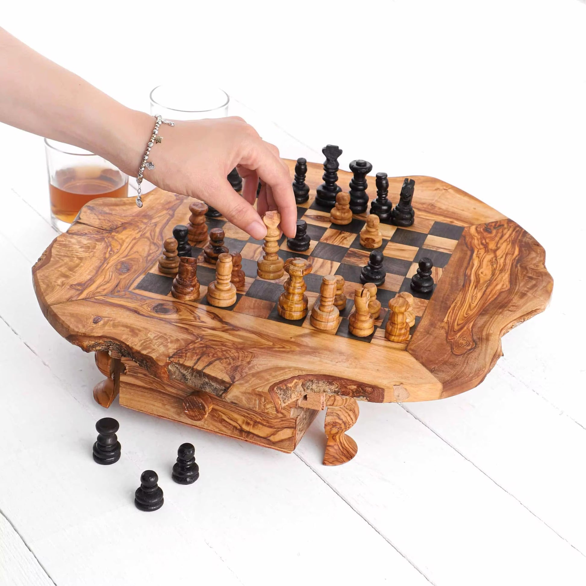 Exklusives Olivenholz-Schachbrett mit mediterranem Design und Schweizer Veredelung