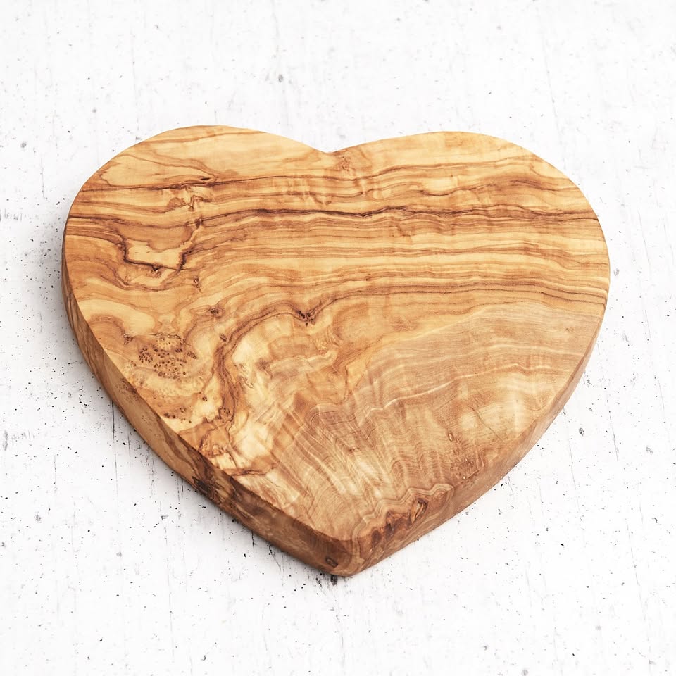 Handgefertigtes Herz-Brett aus Olivenholz - Aus einem Stück Naturholz - Handgefertigt Schweiz 