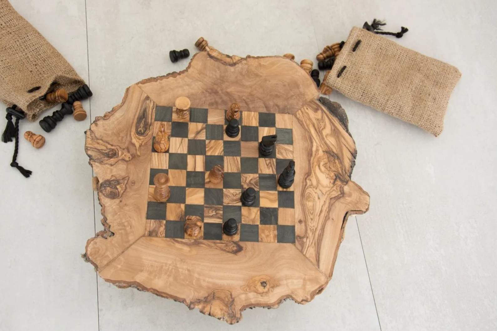 Handgefertigte Schachfiguren aus Olivenholz, jedes Stück ein Unikat