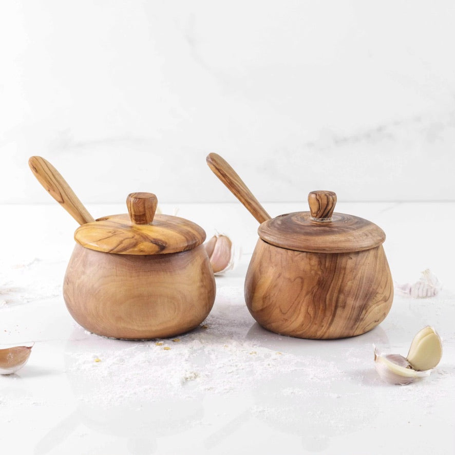 Naturbelassener Salztopf aus Olivenholz mit mediterraner Optik