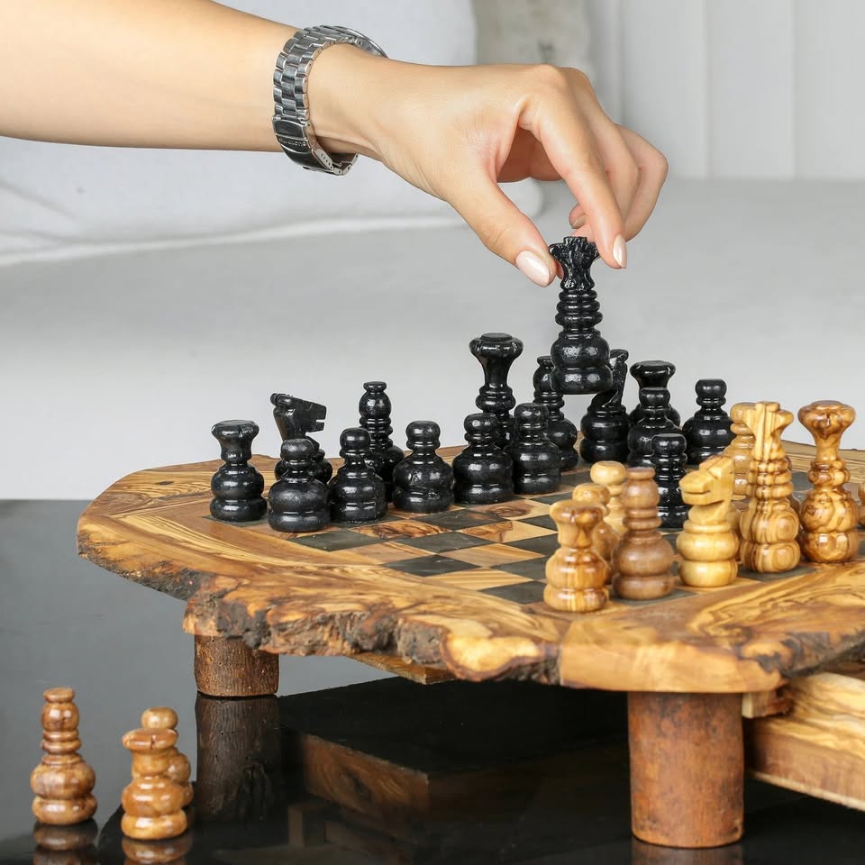 Schachbrett aus Olivenholz – stilvolle Geschenkidee für Schachliebhaber