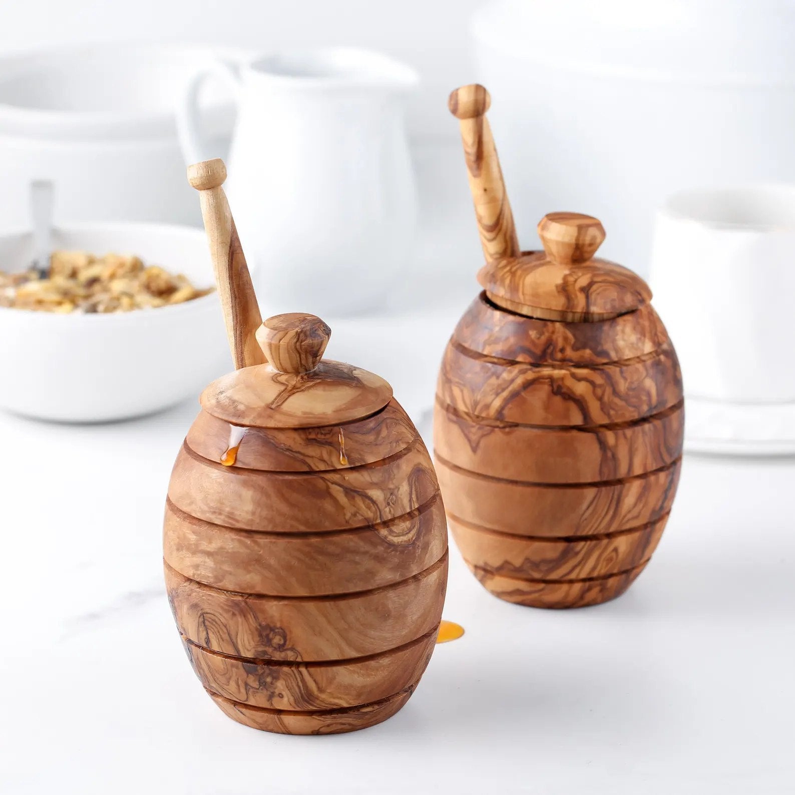 Handgemachter Honigtopf aus Olivenholz mit natürlicher Maserung – jedes Stück ein Unikat

