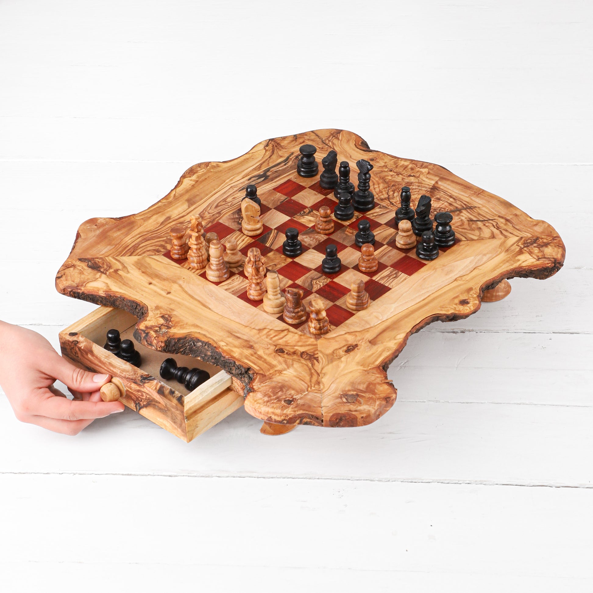Handgefertigtes Schachbrett aus massivem Olivenholz mit integrierter Schublade und Figuren