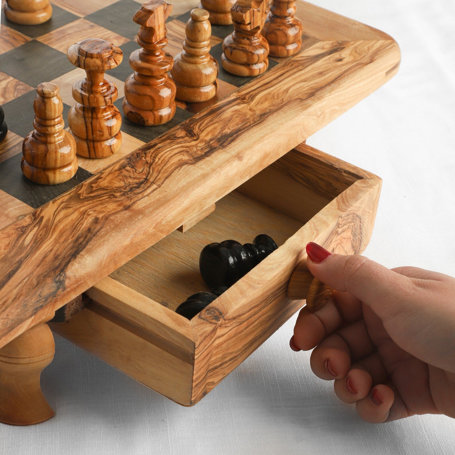 Luxus Schachbrett aus Olivenholz – handgefertigt für Schachliebhaber in der Schweiz, exklusive Holzmaserung & edles Design