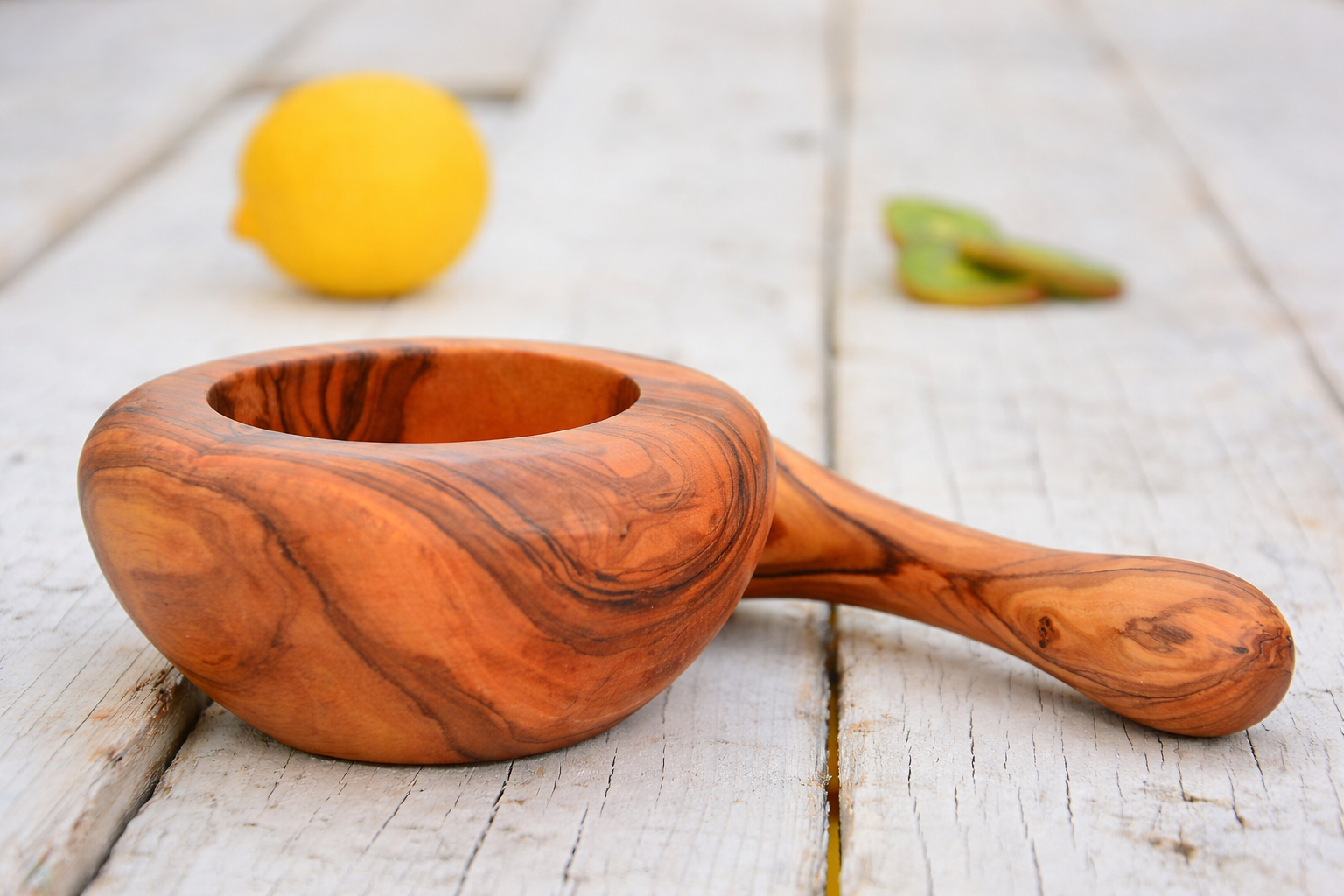 Moderner Gewürzmörser aus Olivenholz mit natürlicher Maserung