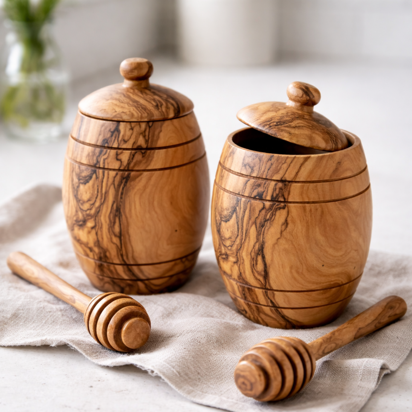 Detailansicht eines Honigtopfs aus Olivenholz mit Deckel und Holzschöpfkelle