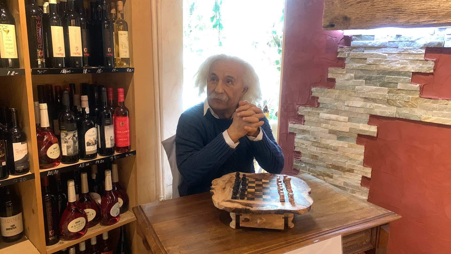 Kollektion handverlesener Olivenholz-Schachbretter von MediterraneanArt im La Fontaine Tea-Room, fabriziert in Tunesien