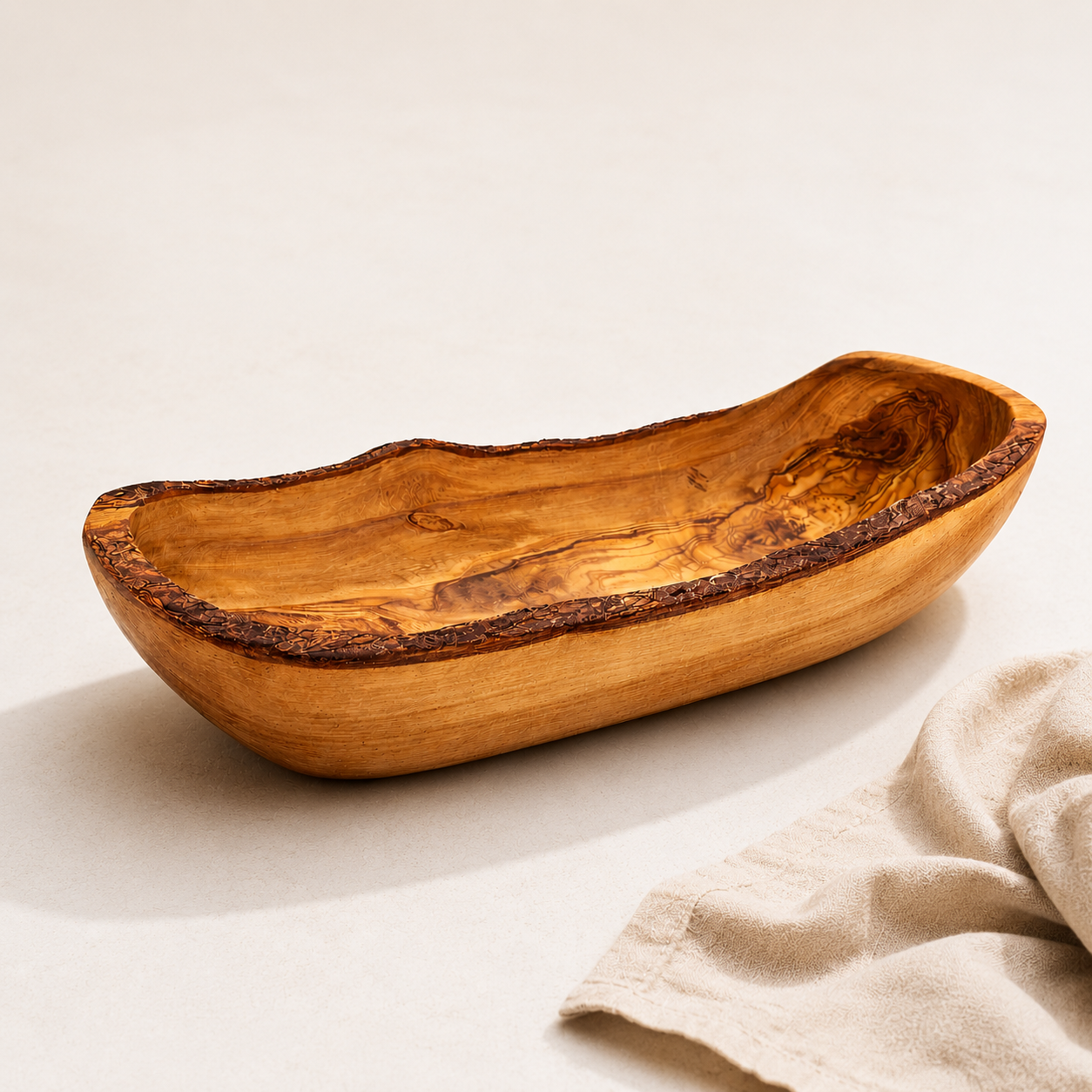 Detailaufnahme einer Olivenholz-Schale mit einzigartiger Holzstruktur
