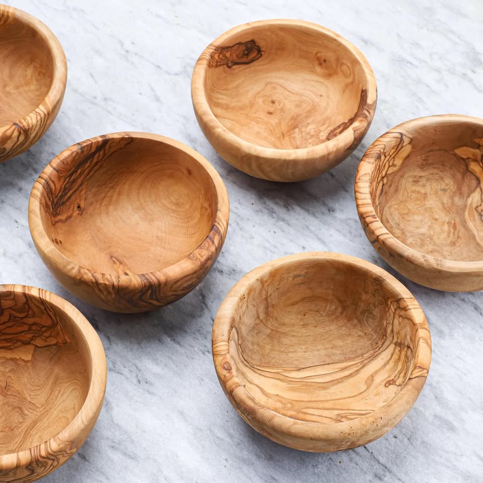 Kleine handgefertigte Schale aus Olivenholz – hochwertig, elegant und natürlich

