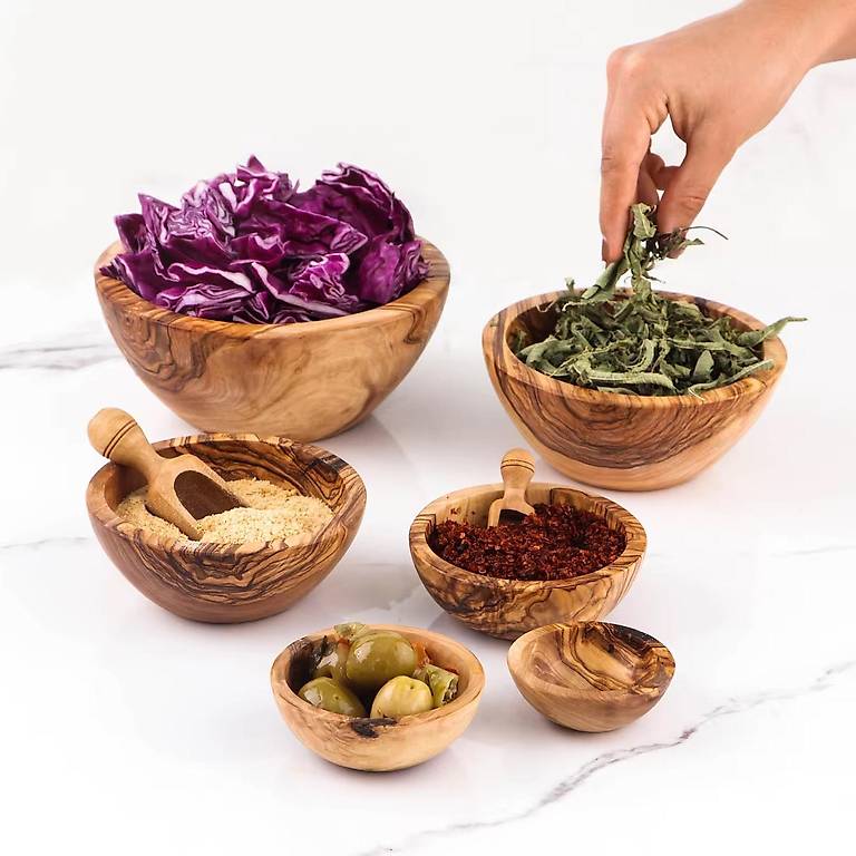 Set aus 6 robusten Holzschalen in kleinen bis mittelgroßen Größen aus Naturholz