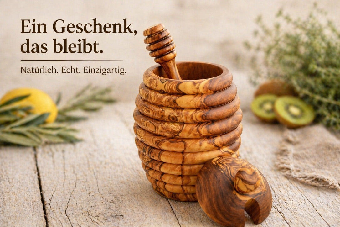 Handgefertigter Honigtopf aus Olivenholz mit Honiglöffel auf Holztisch