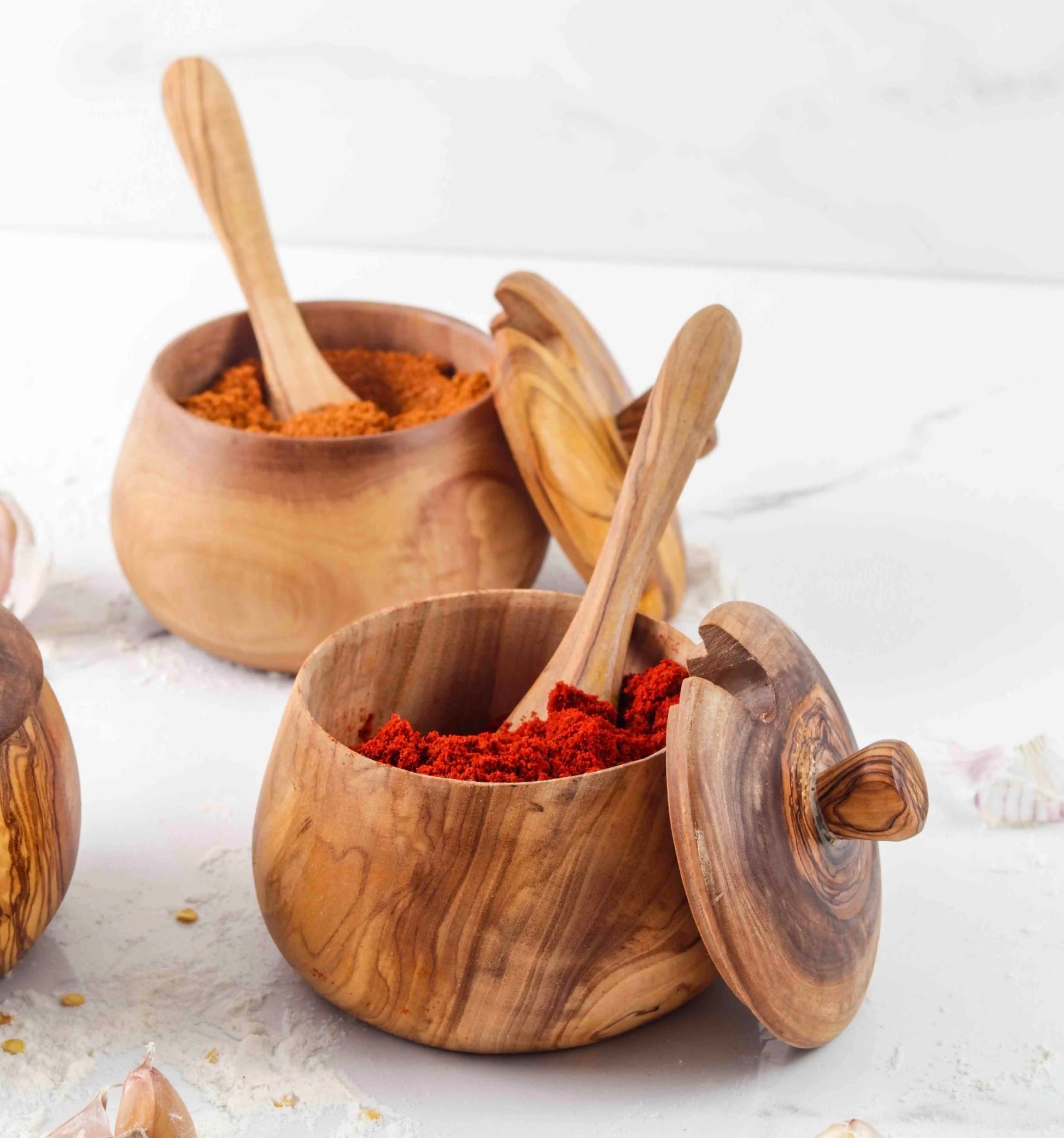 Olivenholz Salztopf als Küchenaccessoire auf weißem Hintergrund