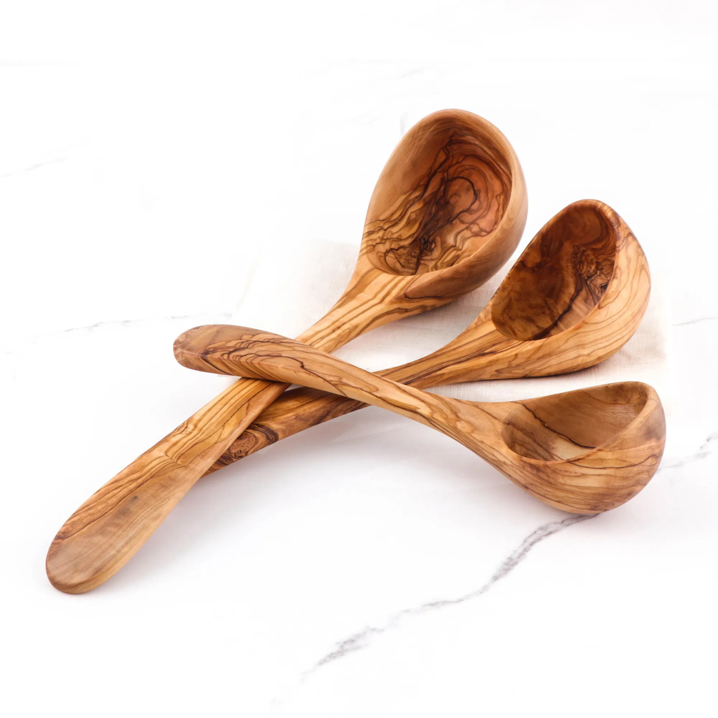 Schöpfkellen aus Olivenholz als nachhaltige Küchenutensilien im Set
