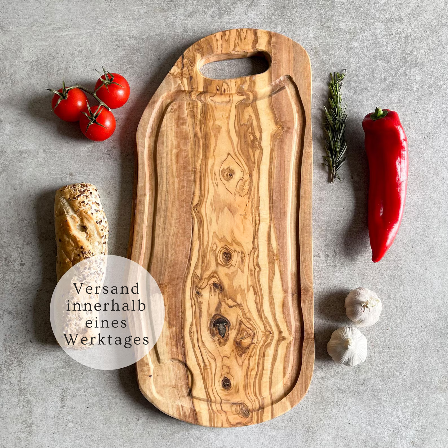 Olivenholz Servierbrett mit Käse und Wurst rustikal angerichtet