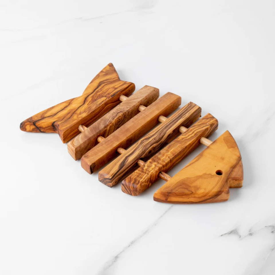 Handgefertigte Olivenholz-Untersetzer in drei Formen – dekorativ und funktional