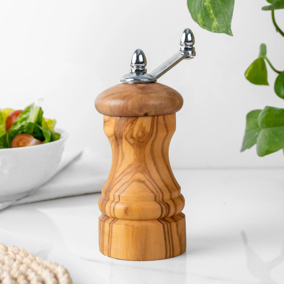 Salz- und Pfeffermühle aus Olivenholz mit natürlicher Maserung, ideal zum Würzen von Speisen