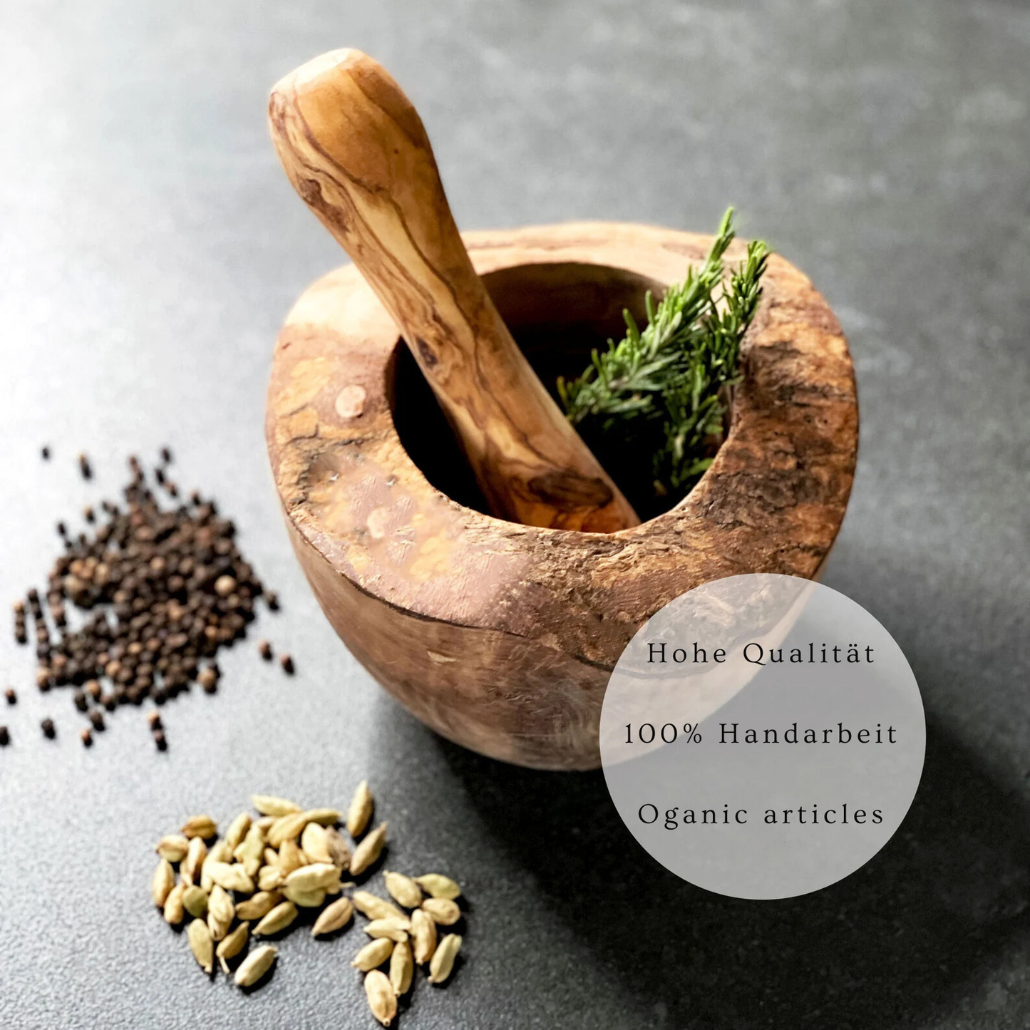 Traditioneller Gewürzmörser aus massivem Olivenholz in Verwendung