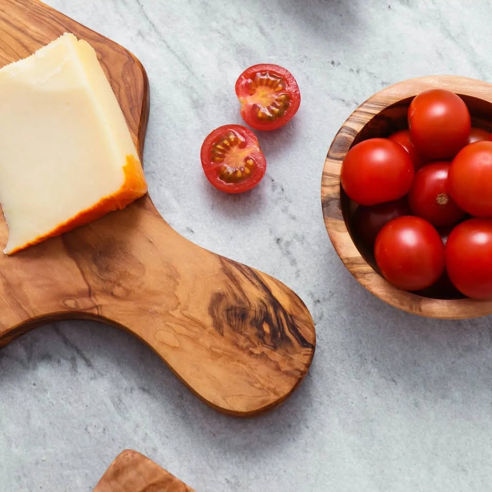 Massives Schneidbrett aus Olivenholz mit Griff, ideal zum Schneiden und Servieren