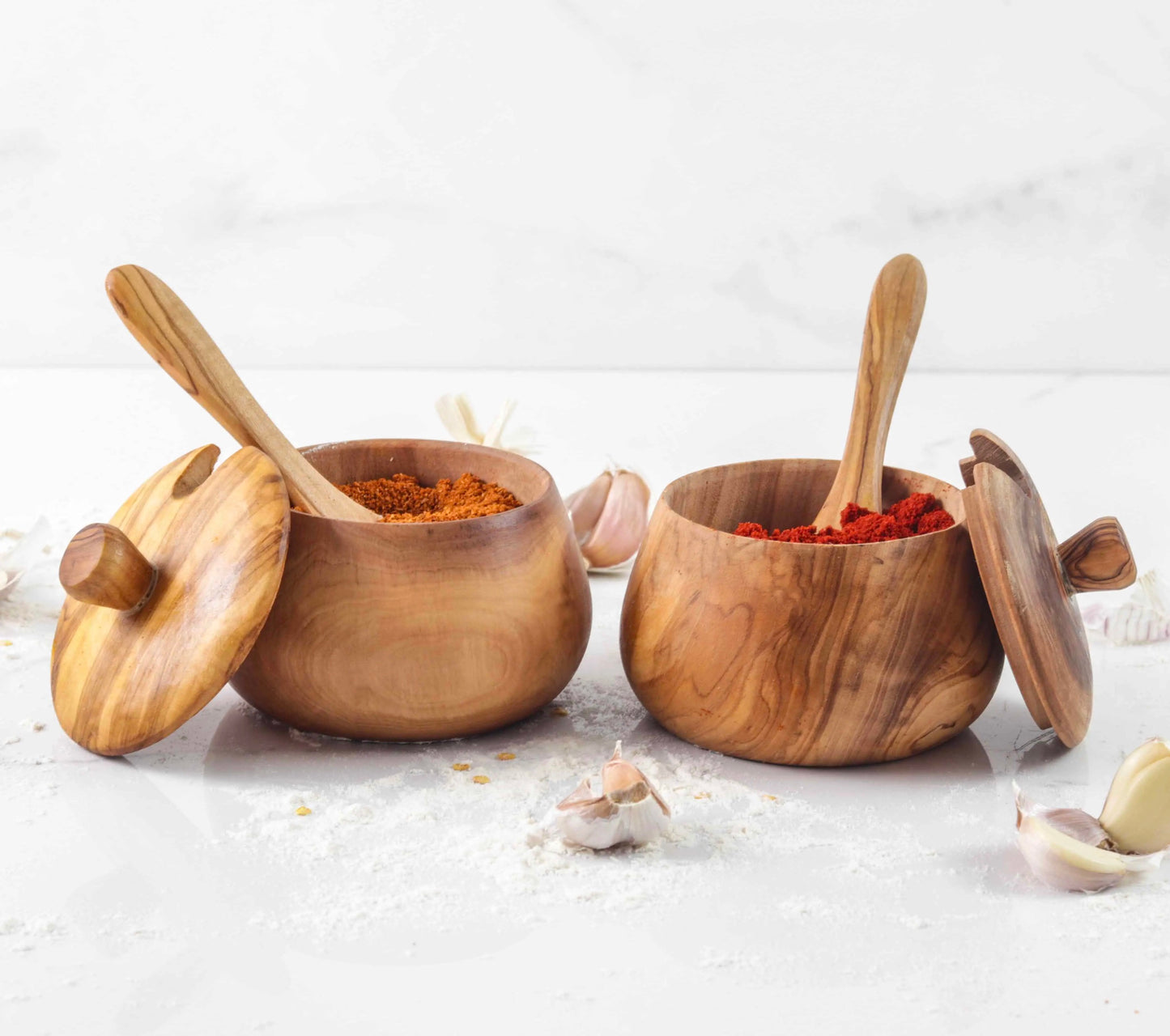 Runder Salztopf aus Olivenholz mit charakteristischer Maserung