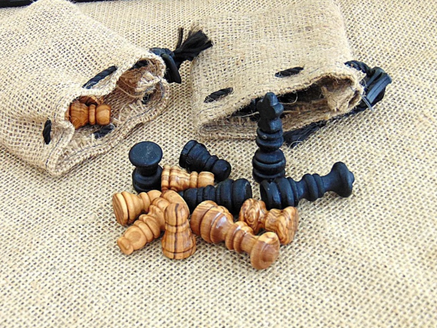 Handgeschnitzte Schachfiguren aus Olivenholz, rustikal und handgefertigt