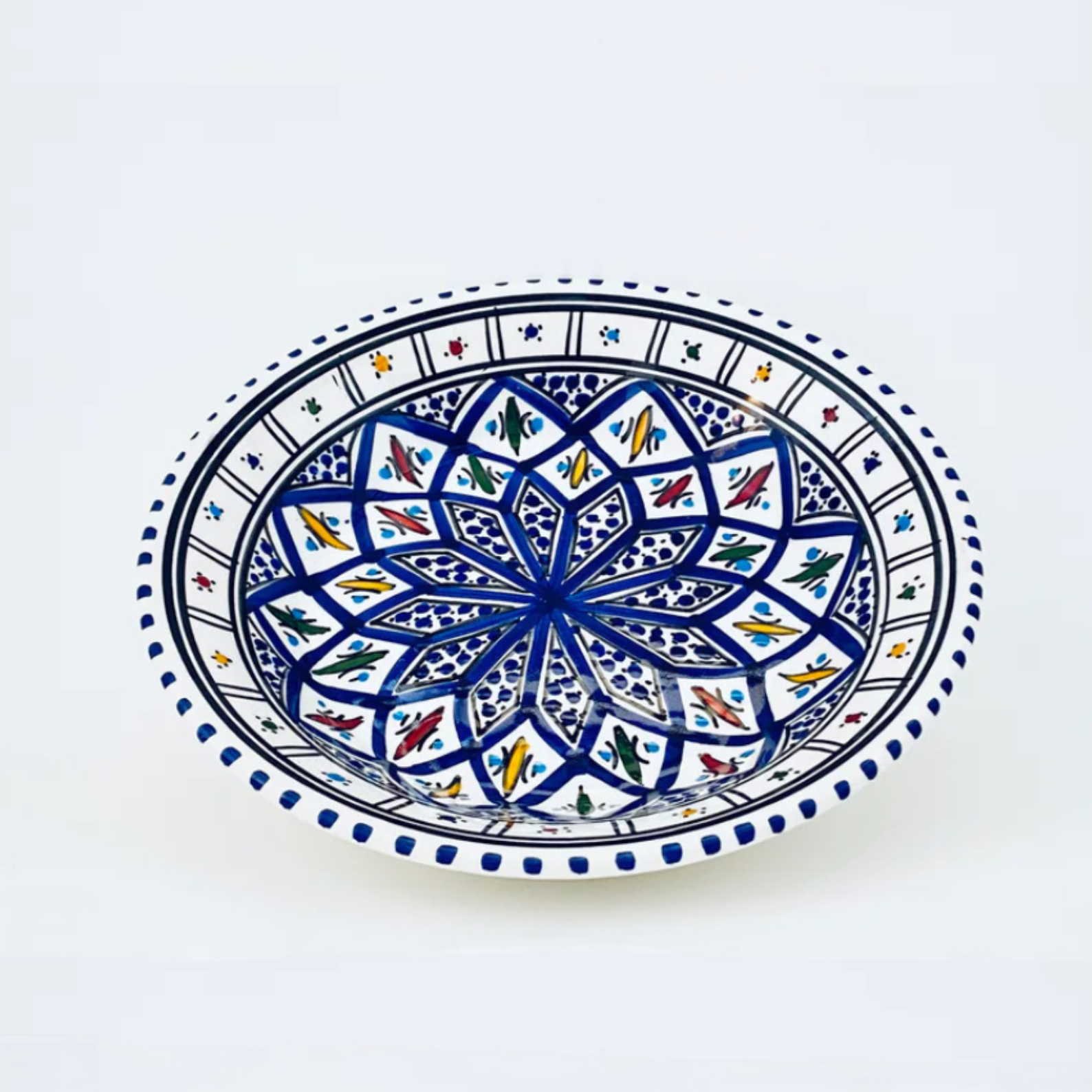 Handbemalter Keramikteller im traditionellen tunesischen Design, ideal für mediterrane Tischkultur in Schweizer Haushalten