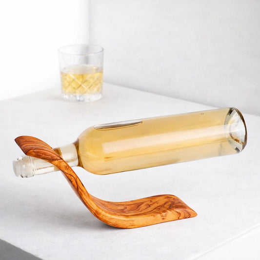 Handgefertigter Weinflaschenhalter aus mediterranem Olivenholz mit einzigartiger Maserung für eine Weinflasche