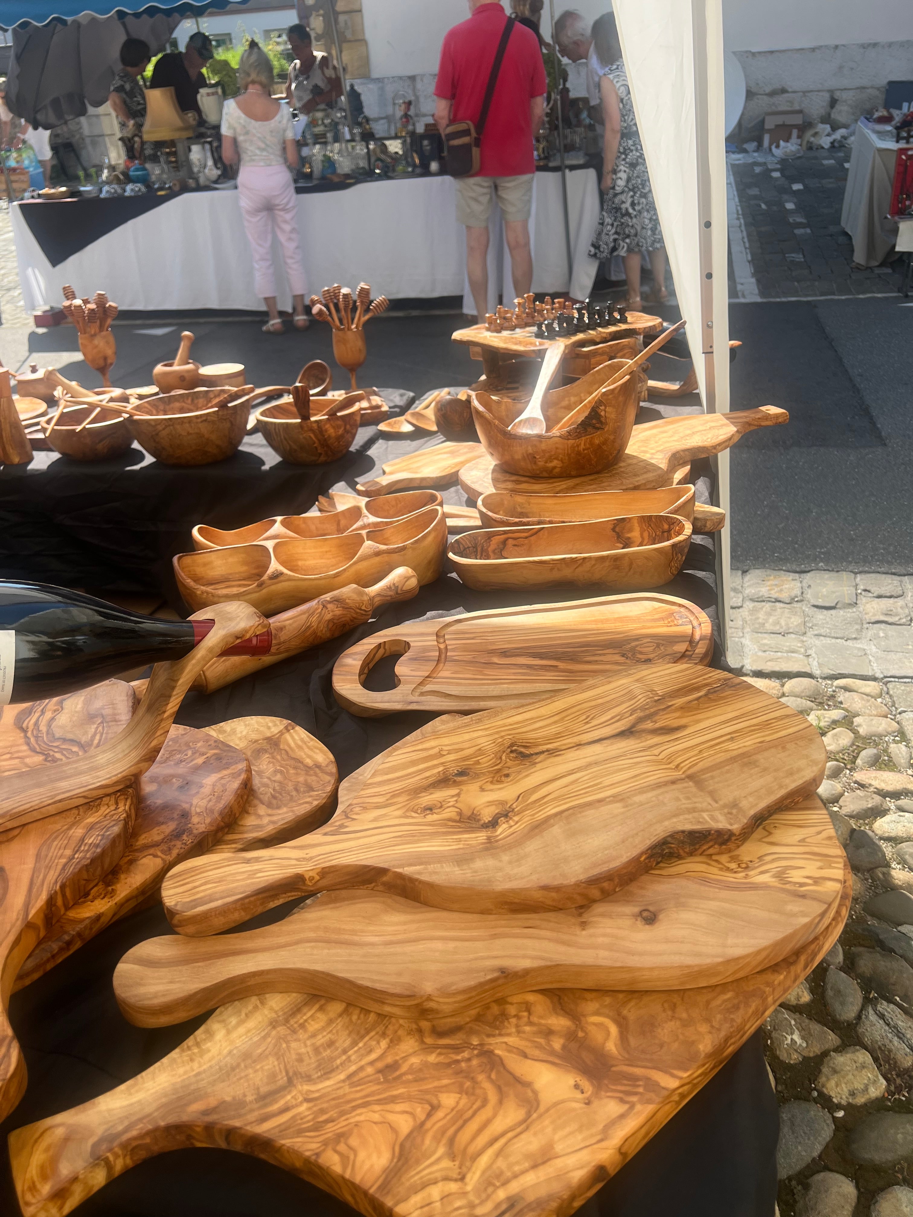 Baden-Bazaar Marktstand mit Olivenholz-Produkten auf dem Wochenmarkt in der Schweiz