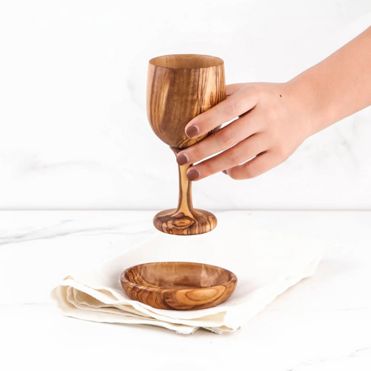 Bethlehem-Becher aus handgefertigtem Olivenholz – spiritueller Weinkelch aus Naturholz

