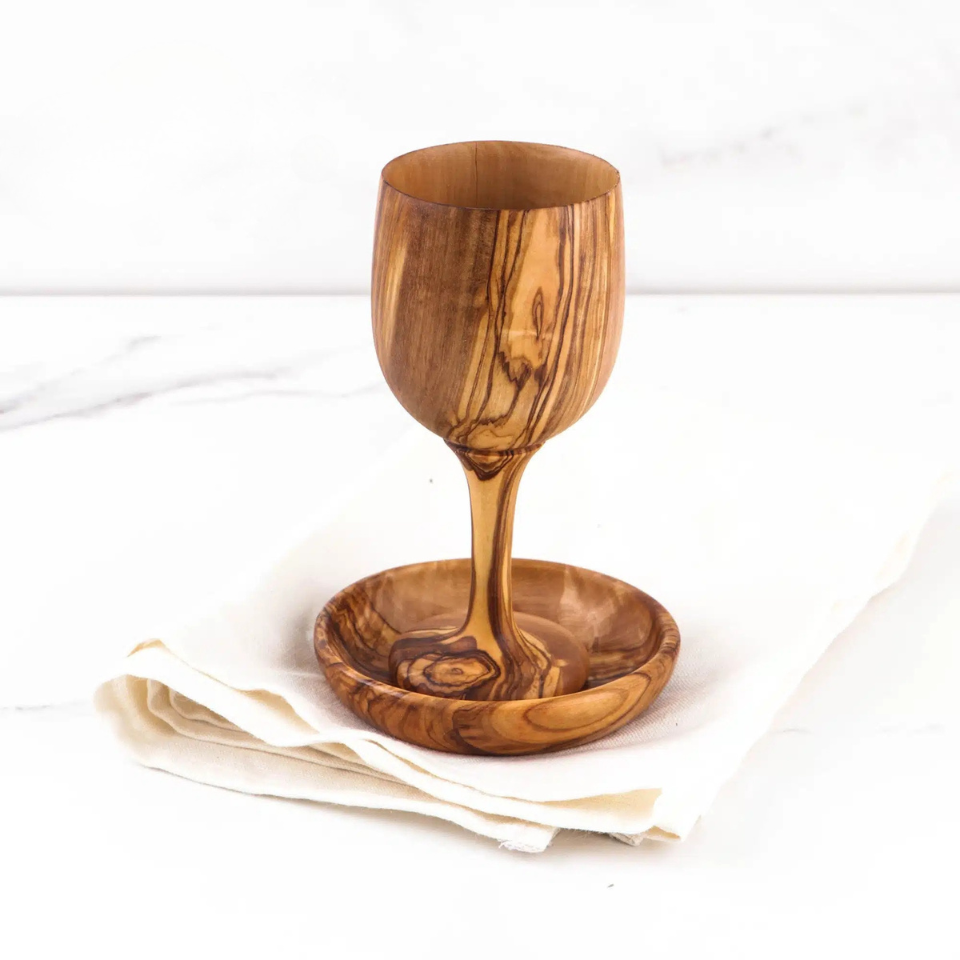Bethlehem-Becher aus handgefertigtem Olivenholz – spiritueller Weinkelch aus Naturholz


