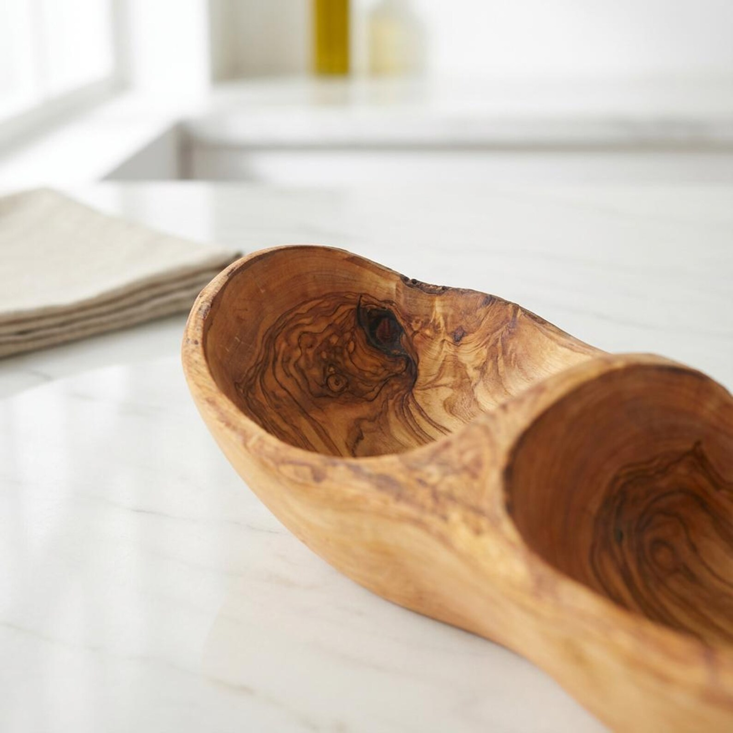 Naturbelassene Olivenholz-Schale mit drei Kammern für stilvolles Servieren am Apéro