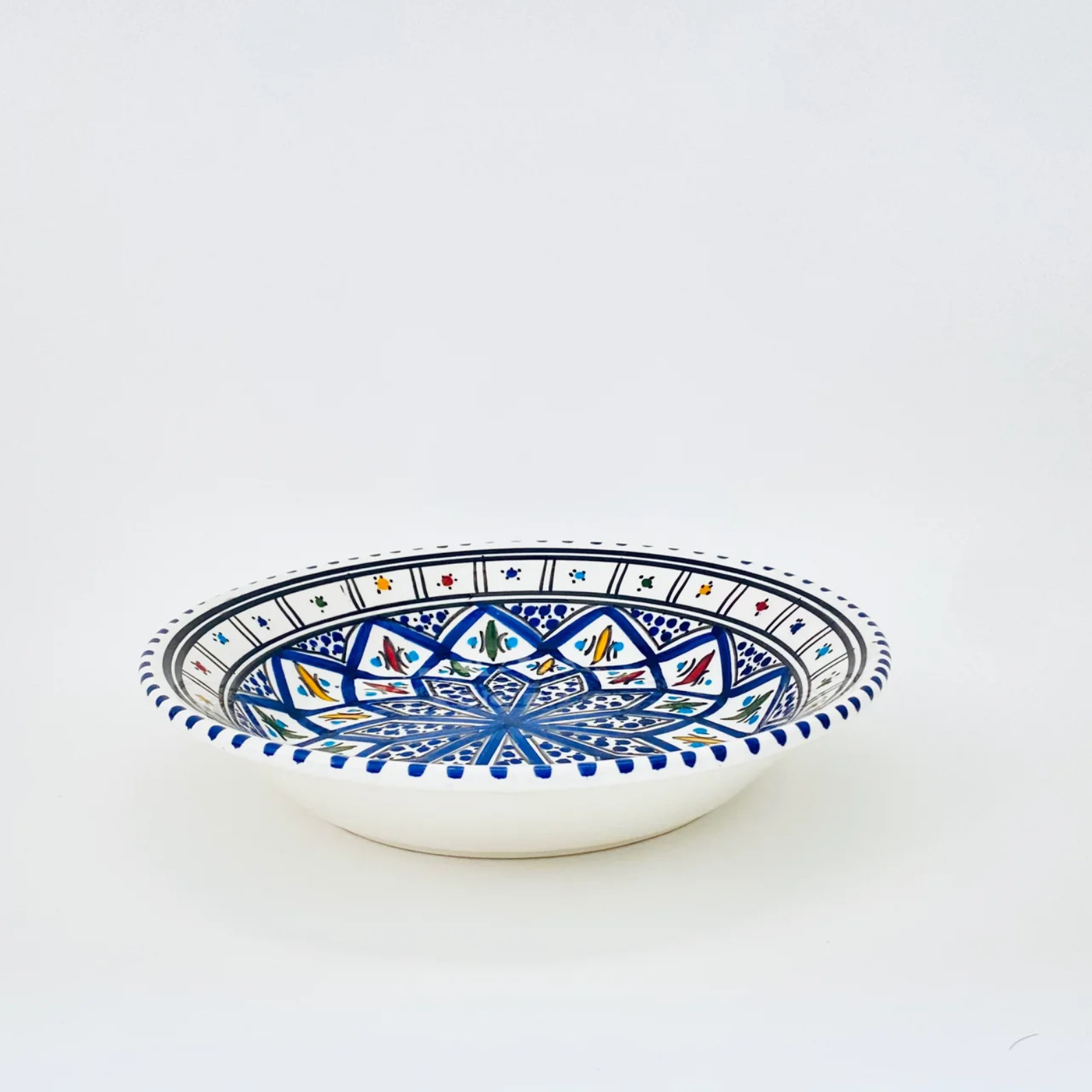 Eleganter handgefertigter Keramik-Servierteller im mediterranen Design – traditionelles Kunsthandwerk, stilvoller Teller zum Servieren von Antipasti und Vorspeisen