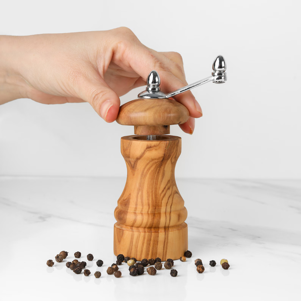 Salz- und Pfeffermühle aus Olivenholz mit natürlicher Maserung, ideal zum Würzen von Speisen
