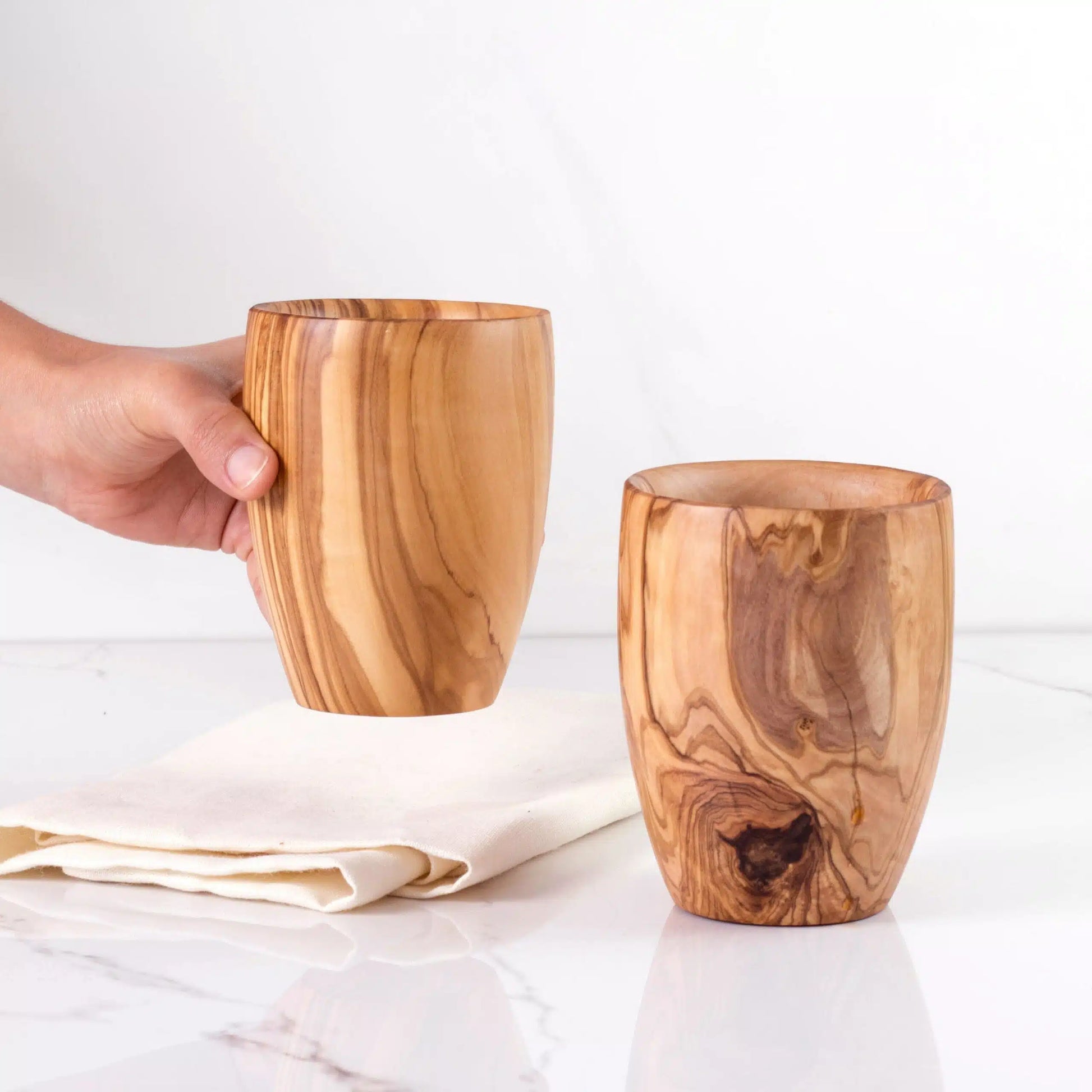 2 handgefertigte Becher aus Olivenholz – langlebig, natürlich und jedes Stück ein Unikat

