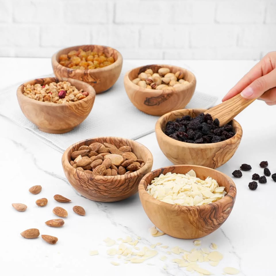 Kleine handgefertigte Schale aus Olivenholz – hochwertig, elegant und natürlich
