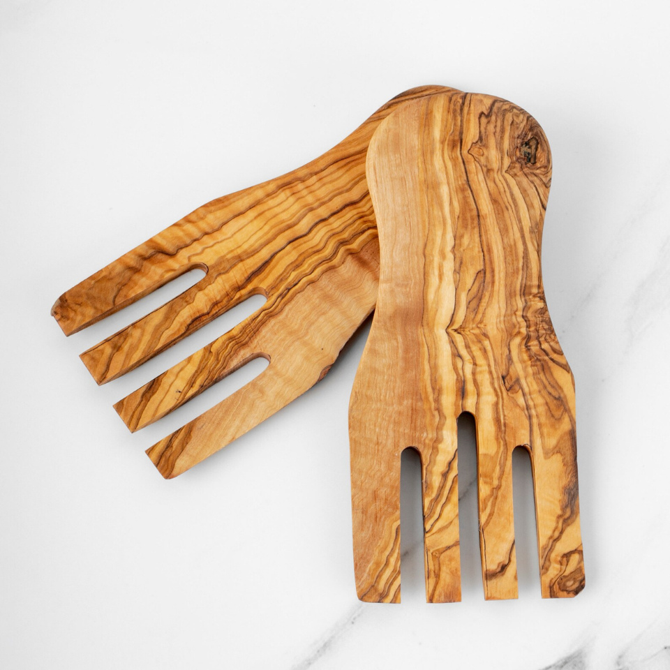 Handgefertigte Salathände aus Olivenholz, ideal zum Servieren von Salaten und Beilagen
