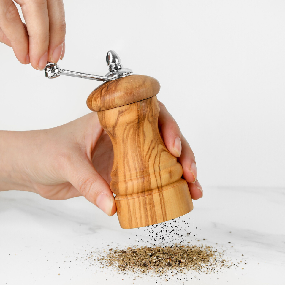 Salz- und Pfeffermühle aus Olivenholz mit natürlicher Maserung, ideal zum Würzen von Speisen