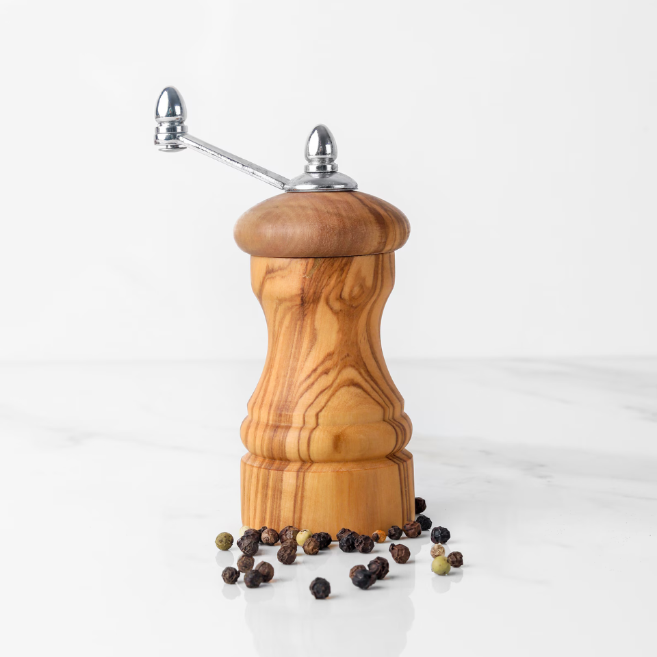 Salz- und Pfeffermühle aus Olivenholz mit natürlicher Maserung, ideal zum Würzen von Speisen
