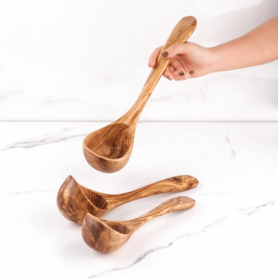 Rustikale Schöpfkelle aus Olivenholz mit natürlicher Maserung, ideal zum Servieren von Suppen und Saucen