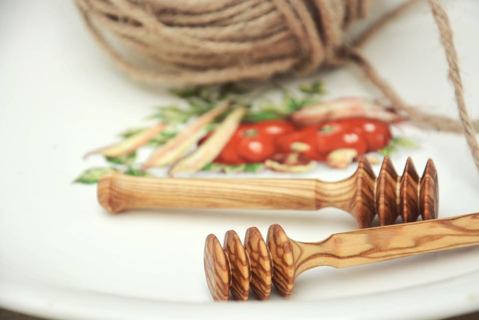 Rustikaler Drizzler-Honiglöffel aus Olivenholz – handgefertigt, ideales Geschenk für Mama

