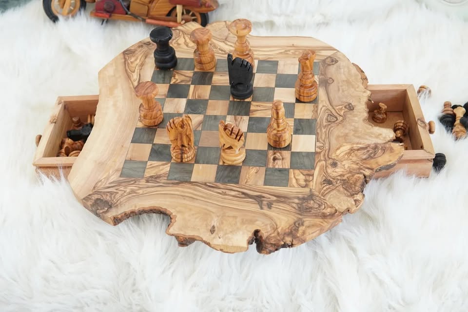 Rustikales Schachspiel aus Olivenholz, handgefertigt und einzigartig

