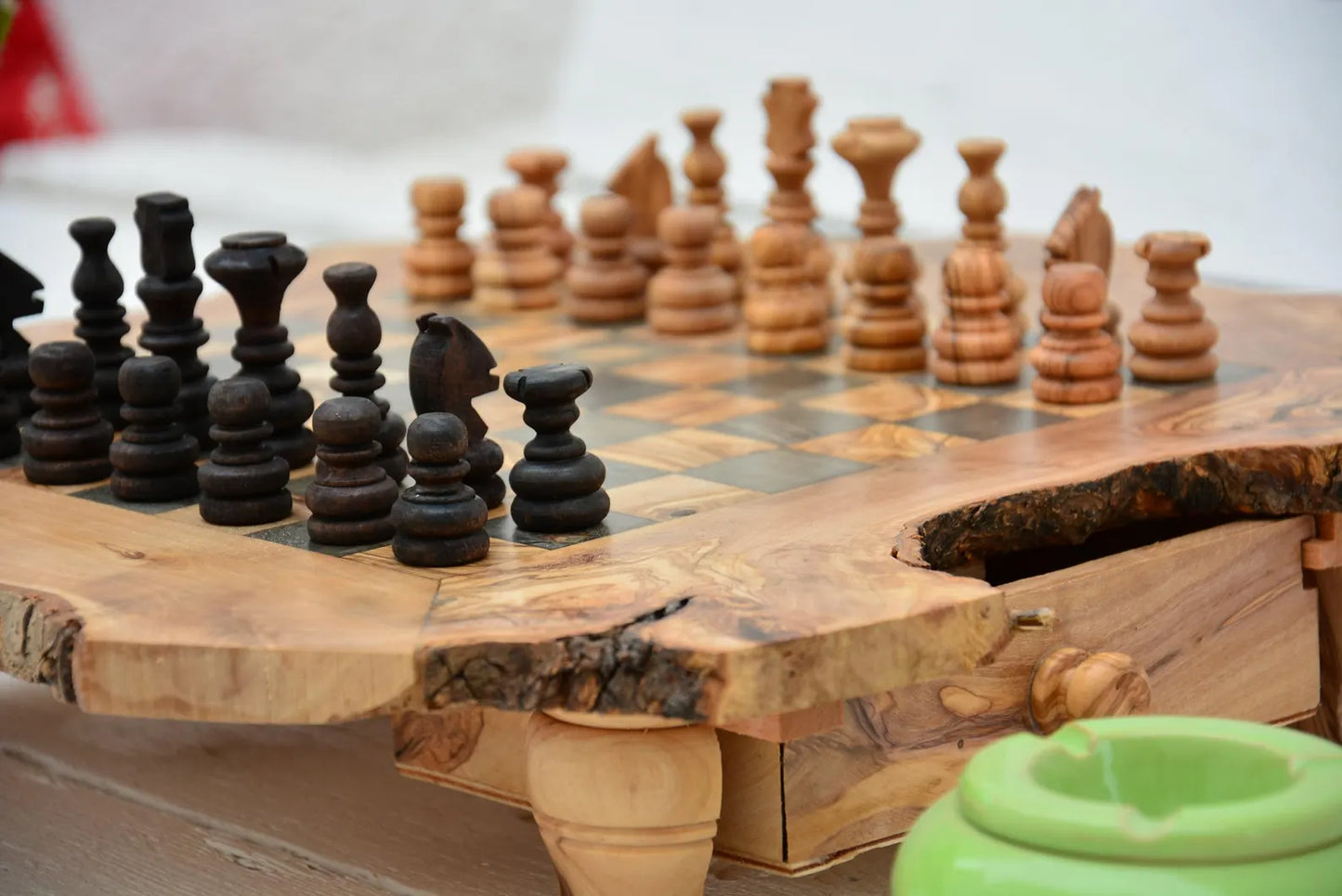 Handgeschnitzte Schachfiguren aus Olivenholz, jedes Stück ein Unikat