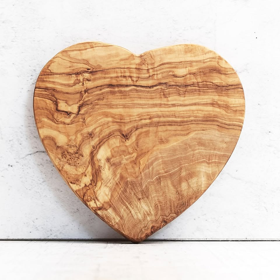 Handgefertigtes Herz-Brett aus Olivenholz - Aus einem Stück Naturholz - Handgefertigt Schweiz 