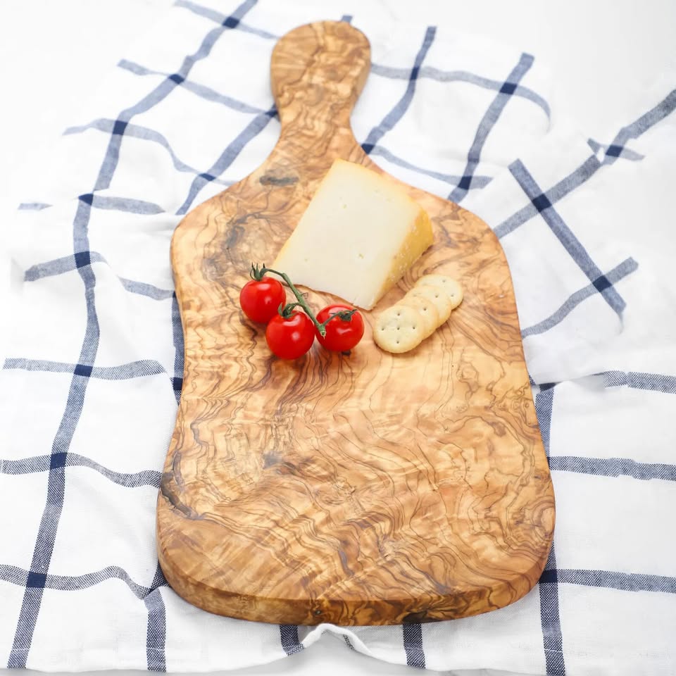 Schneidebrett aus Olivenholz mit Griff – handgefertigt und rustikal

